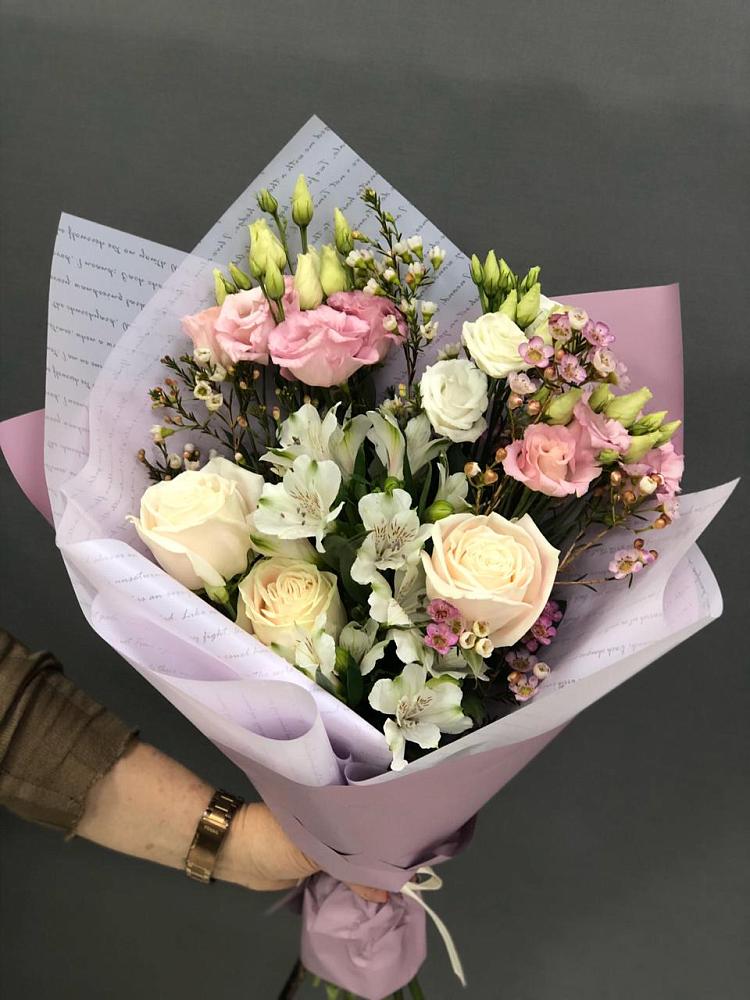 Букет цветов из: Альстромерии, Розы и Лизиантусы в Тюкалинске