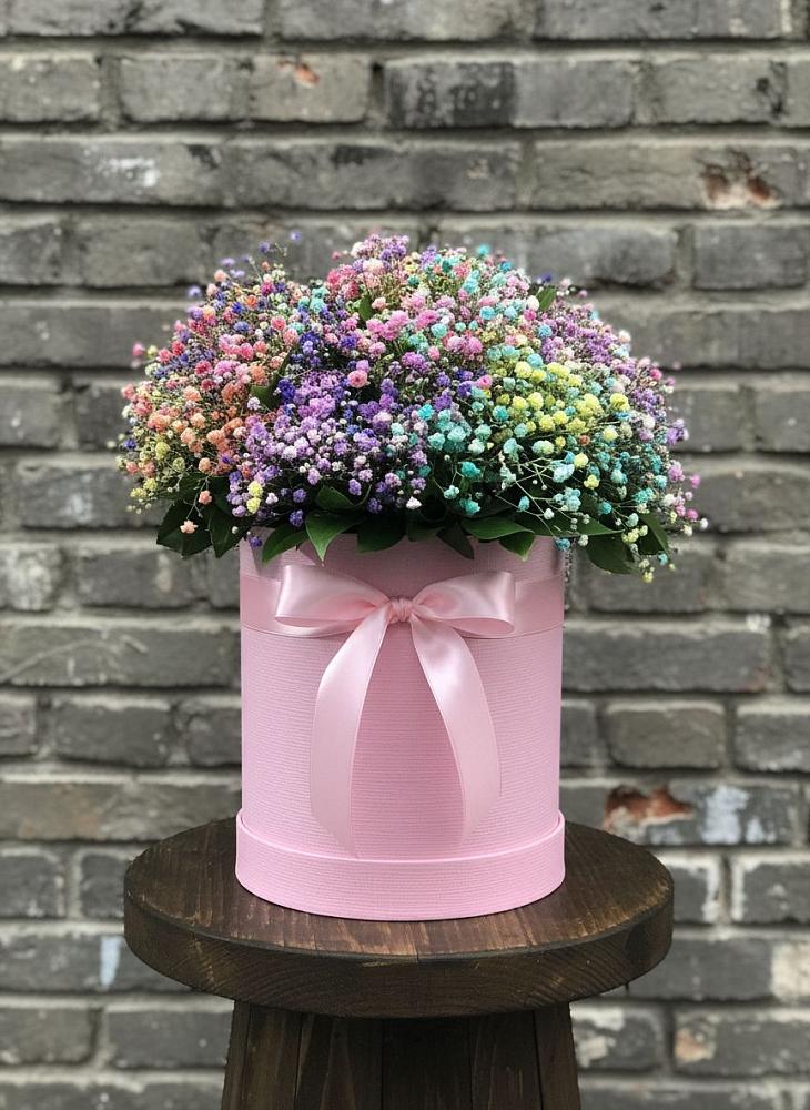 Цветочная композиция из Гипсофила и Розы в шляпной коробке в Тюкалинске