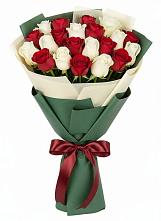 Букет Микс из красных и белых роз в Тюкалинске