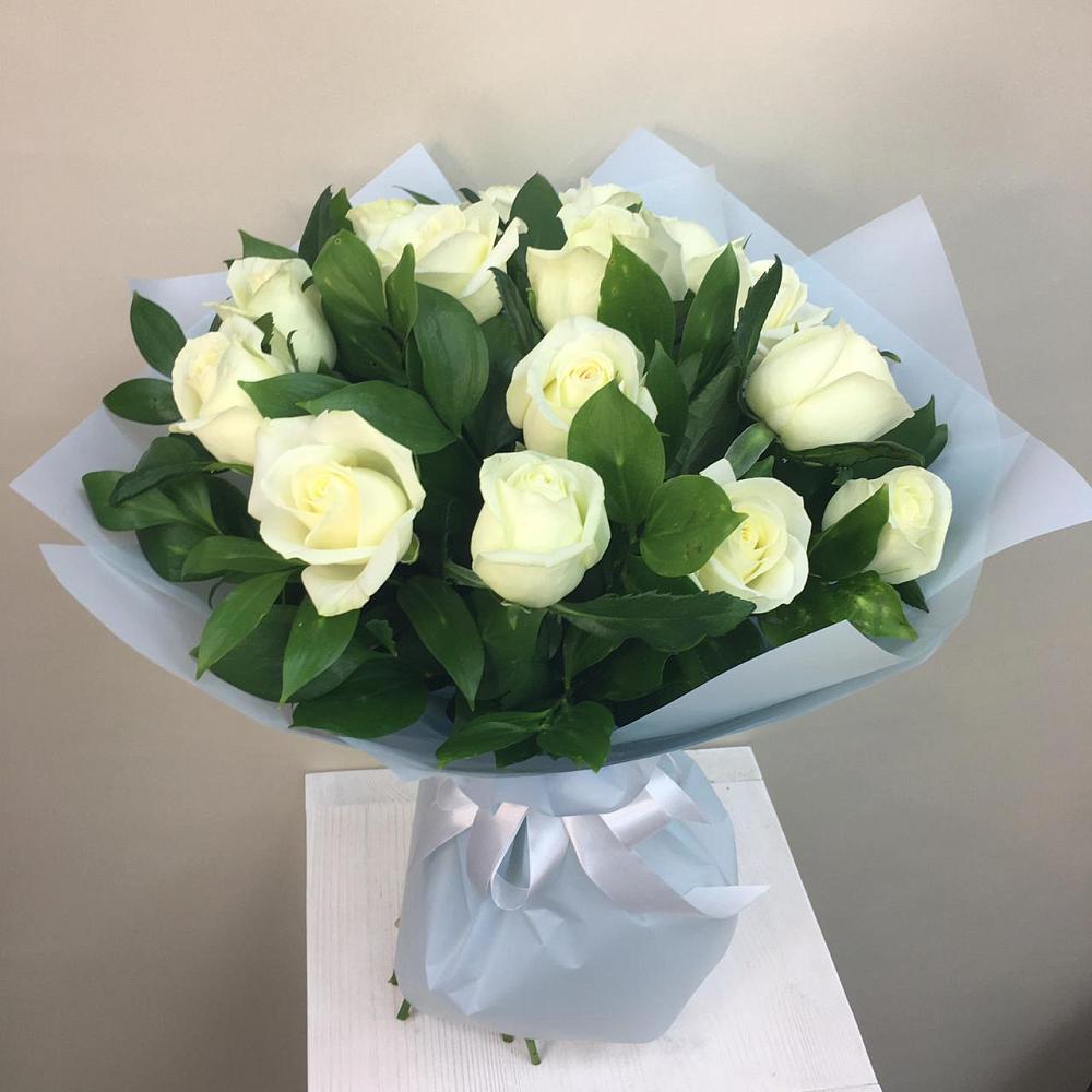 Букет 15 Белых роз Проуд в Тюкалинске