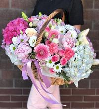 Композиция солнечный день в Тюкалинске Цветочная композиция из Розы, Хризантемы, Пионы и Лизиантусы в корзине в Тюкалинске