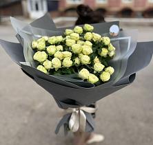 Букет Белые кустовые розы Солинеро в Тюкалинске
