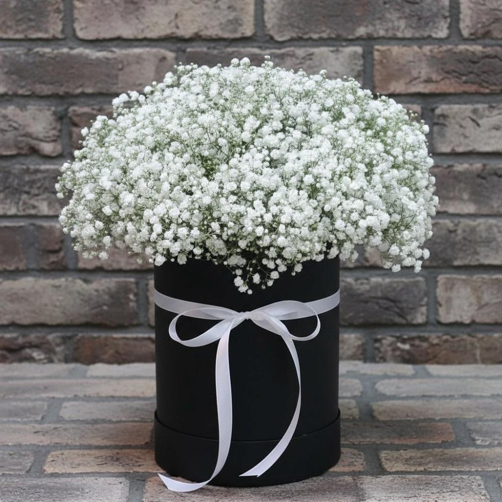 Цветочная композиция из Гипсофила в шляпной коробке в Тюкалинске