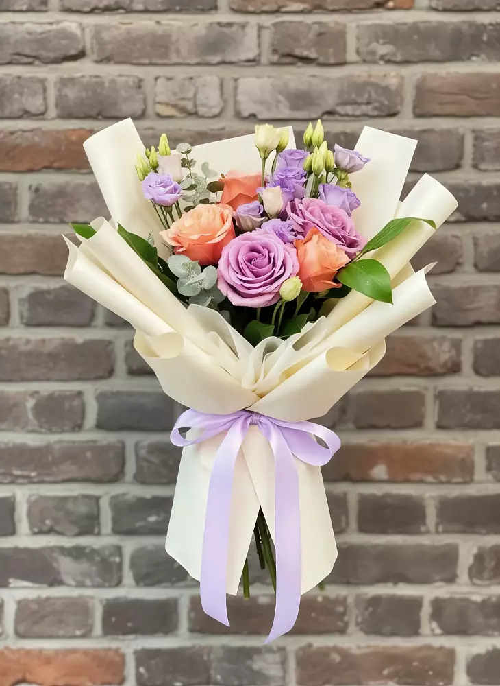 Букет цветов из: Лизиантусы и Розы в Тюкалинске