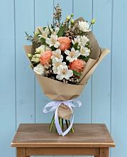 Букет цветов из:  Альстромерии, Лизиантусы, Розы и Хризантемы в Тюкалинске