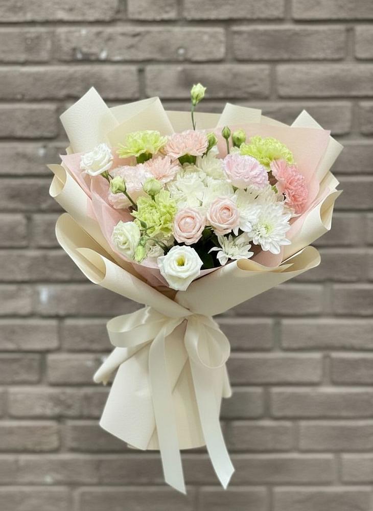 Букет цветов из: Гвоздики, Розы, Лизиантусы и Хризантемы в Тюкалинске