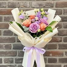 Букет цветов из:  Лизиантусы и Розы в Тюкалинске