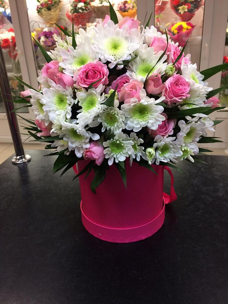 Цветочная композиция из Розы и Хризантемы в шляпной коробке в Тюкалинске