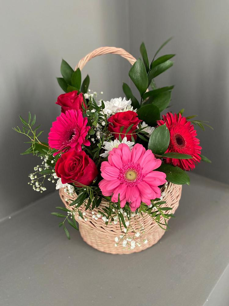 Цветочная композиция из Розы, Хризантемы и Герберы в корзине в Тюкалинске