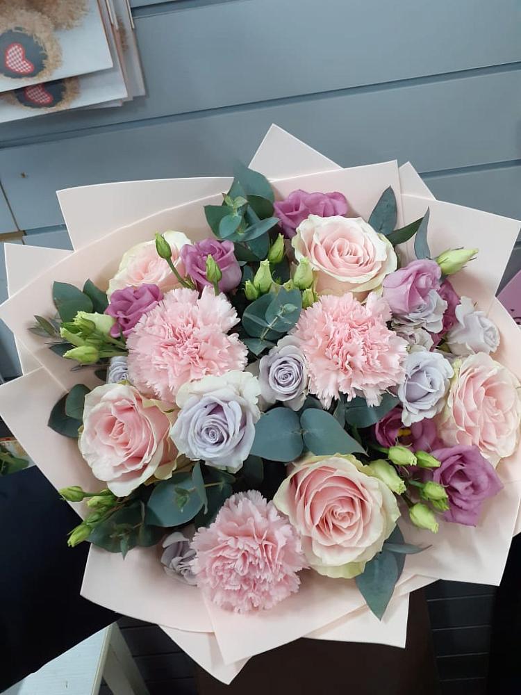 Букет цветов из: Розы, Гвоздики и Лизиантусы в Тюкалинске