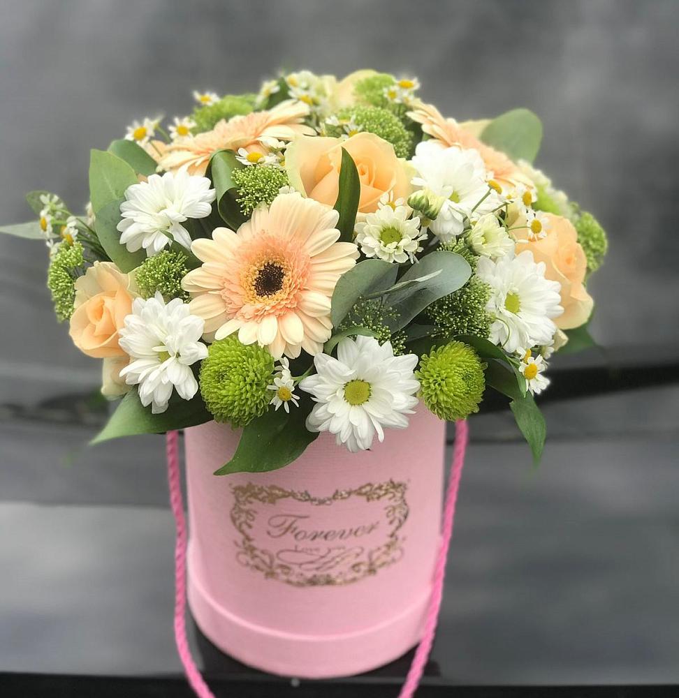 Цветочная композиция из Розы, Герберы и Хризантемы в шляпной коробке в Тюкалинске