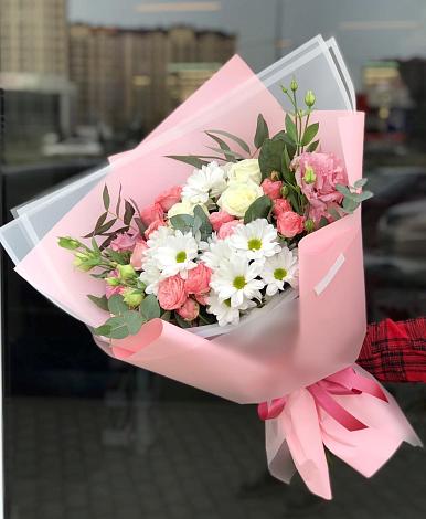 Букет цветов из: Розы, Лизиантусы и Хризантемы в Тюкалинске